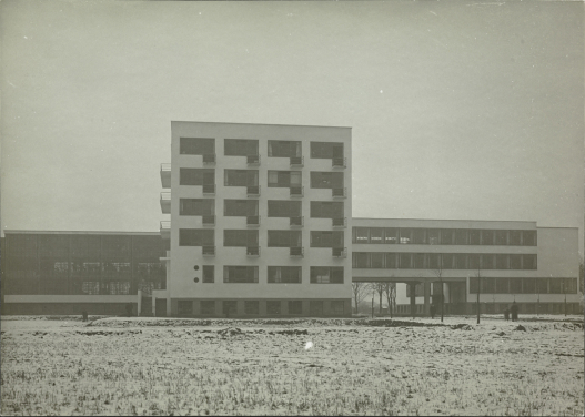 Bauhaus building in Dessau
Erich Consemüller
School designed by Walter Gropius
Winter, eastern view
© Stephan Consemüller; Klassik Stiftung Weimar, Donation Wulf Herzogenrath, Berlin